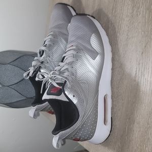 WMNS Nike Air Max Tavas  Size 8.5